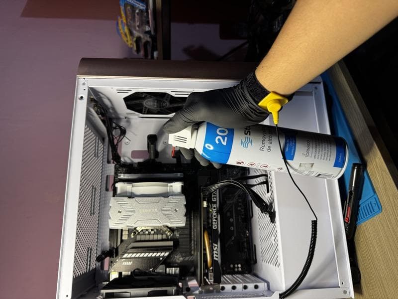 Reparación de laptop con pantalla dañada