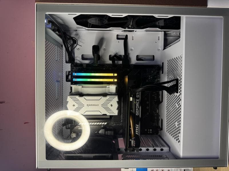 Configuración de equipo gaming con periféricos